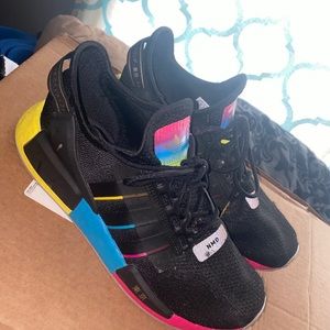 Size 8 women’s Adidas tennis shoes